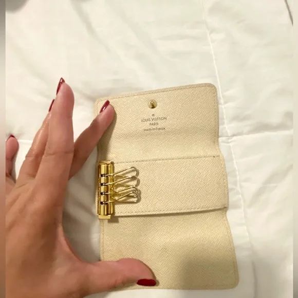 SOLD!! 💯 Authentic Louis Vuitton 4 Key Holder - Picture 7 of 10